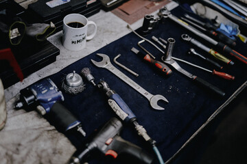 verschiedenes Werkzeug auf einem Tisch