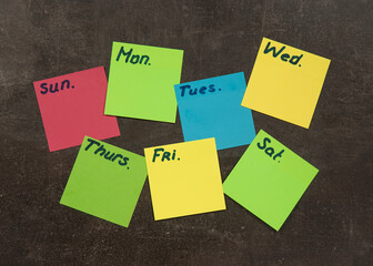 Plan tygodnia na kolorowych samoprzylepnych karteczkach. Formularze biurowe i puste kartki.  © siwyk