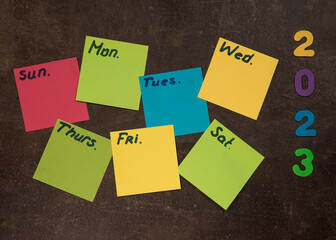 Plan tygodnia na kolorowych samoprzylepnych karteczkach. Formularze biurowe i puste kartki.  © siwyk