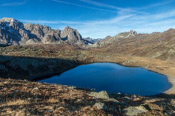 Lac Rond , Paysage du massif des Cerces et du Mont Thabor à l' automne , Hautes-Alpes , France	