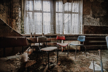 Lostplace - verlassenes Wohnzimmer mit Stühlen