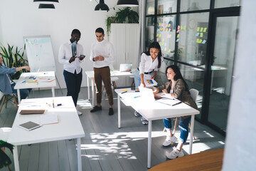 Obraz premium Group of multiethnic coworkers discussing while working project in office