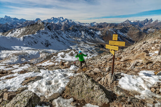 Col de la Chapelle , randonn&eacute;e au Mont thabor ,Paysage du massif des Cerces et du Mont Thabor &agrave; l' automne , Hautes-Alpes , France	