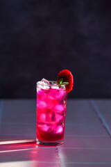 Suco de Dragon fruit. suco de Pitaya. Vertical