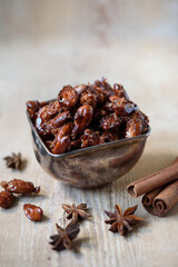 Gebrannte Mandeln, hausgemacht mit Zimt und Sternanis dekoriert