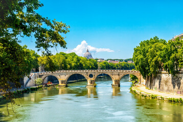 Ponte Sisto ist eine steinerne Straßenbrücke in der Altstadt von Rom über den Tiber nach...