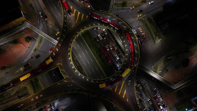 Puente muy transcurrido en la ciudad de Bogota.
