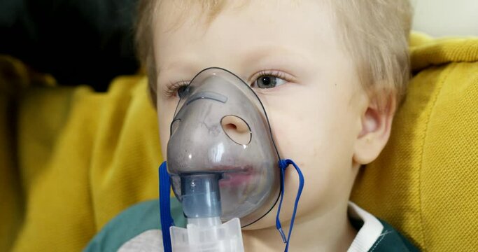 Treatment of a child at home, respiratory mask for inhalation, respiratory treatment with medicine.