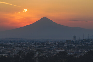 Volcán Popocatépetl durante el atardecer con vista a la ciudad de Puebla