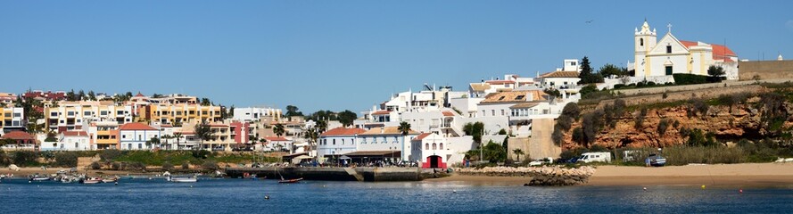 Fototapeta na wymiar Panorámica de Ferragudo desde Praia da Rocha, Algarve
