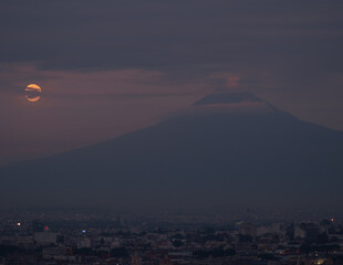 Popocatépetl y la luna al amanecer en un día nublado