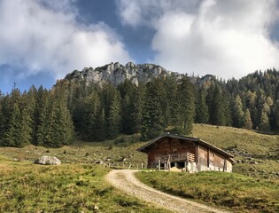 Fototapeta na wymiar Alm-Hütte an der Hochalm unterhalb vom Sonnstagshorn, Heutal, Unken, Alpen, Tirol, Österreich