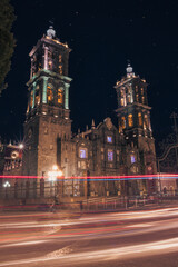 Obraz premium Catedral de Puebla durante la noche con barrido en larga exposición