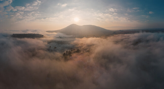Valle cubierto de neblina en Amealco de Buenfil, Quer&eacute;taro, capturado con dron