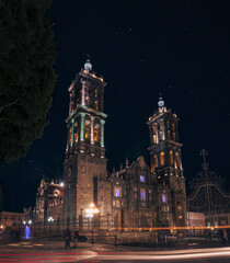 Fototapeta na wymiar Catedral de Puebla durante la noche con barrido en larga exposición