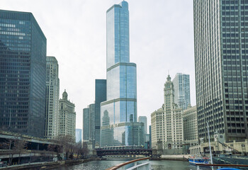 Fototapeta na wymiar Jan 01, 2023, Illinois, US. Traveling down the Chicago River in Illinois, USA. The city is well-known for its riverside sky rocket buildings. The architecture is a mix of old and new designs.