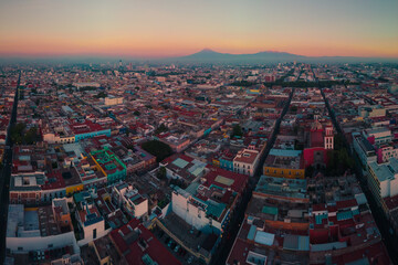 Los volcanes Popocatépetl e Iztaccíhuatl vistos desde el zócalo de Puebla en una perspectiva aérea