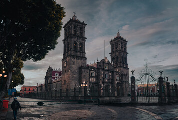 La catedral de Puebla durante una mañana lluviosa