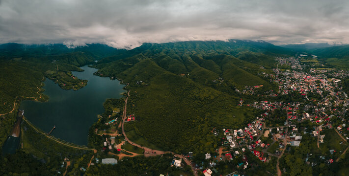 Panorama del centro de Jalpan y su presa, tomada con dron
