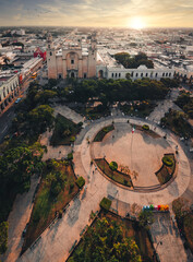 Panorama aéreo del centro de Mérida durante la mañana - obrazy, fototapety, plakaty
