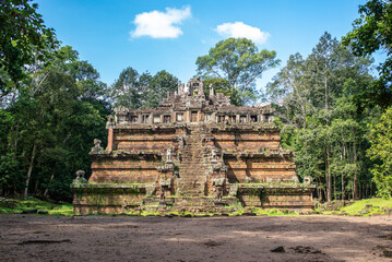 Fototapeta na wymiar Siem Reap, complex of Angkor Wat, Angkor Thom, view of the archeological site with blue sky in the middle of the tropical forest. Sense of exploration in the ruins of an ancient civilization.