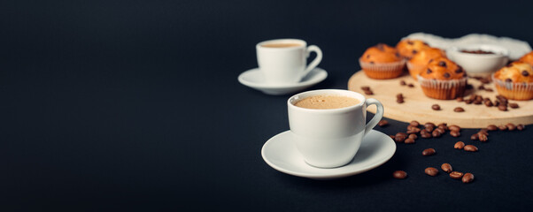 Dos tazas de café, desayuno con muffins de chocolate, en una bandeja de madera, granos de café en fondo banner largo azul oscuro - obrazy, fototapety, plakaty