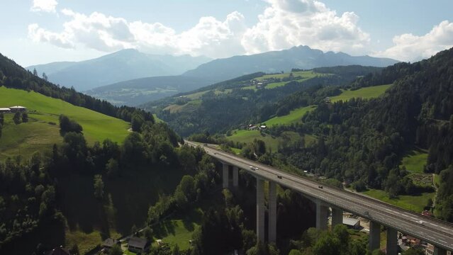 Flug über Berge Landschaft Autobahn im Sommer