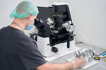 Doctor embryologist behind the procedure of fertilization of the egg