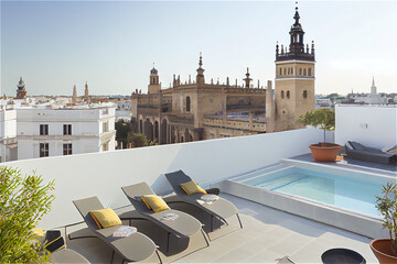 Obraz premium Impressive penthouse terrace with a swimming pool overlooking Seville, generative AI
