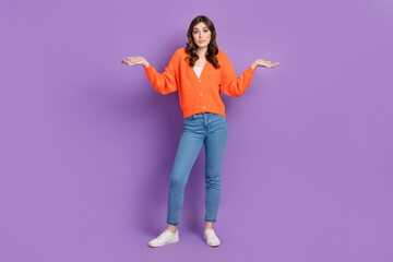 Full body length photo of young funny unsure no idea woman wearing stylish outfit shrug shoulders dont know isolated on purple color background