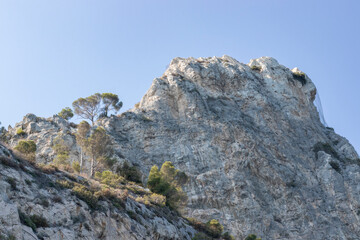Gros plan sur les falaise ligurienne