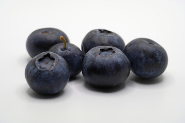 Borówka Amerykańska na białym tle z bliska.