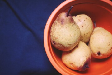 pears in a bowl

