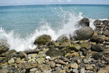 Olas chocando contra las piedras, playa de la Guaira, Venezuela