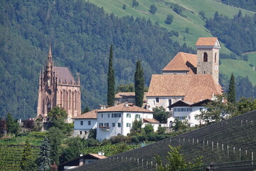 Pfarrkirche und Mausoleum in Schenna