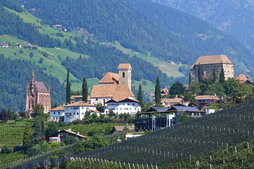 Mausoleum, Pfarrkirche und Schloss in Schenna