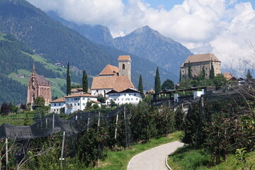 Mausoleum, Pfarrkirche und Schloss in Schenna