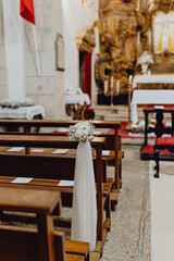Bouquet de fleurs et voilage décorant la cérémonie religieuse