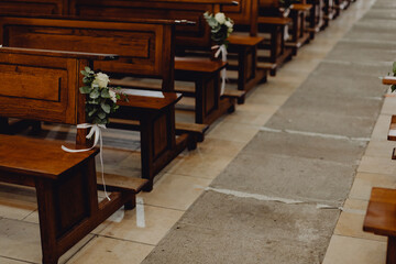 Bouquets de fleurs décorant l'allée de la cérémonie religieuse