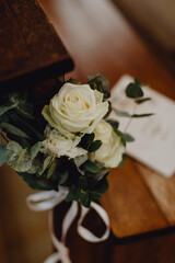 Bouquet de fleurs attaché au banc de l'église