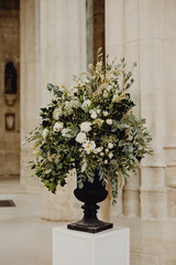 Fototapeta na wymiar Bouquet de fleurs décorant l'entrée de la cérémonie religieuse 
