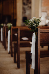 Décorer les bancs de l'église pour la cérémonie de mariage
