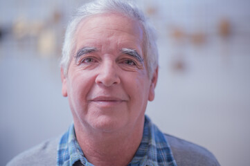 Retrato de adulto mayor viendo a cámara.