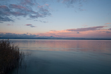 Lago calmo al tramonto