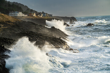 Fototapeta na wymiar Huge waves during a King tide, near Depoe Bay on the Oregon coast