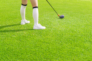 ゴルフをする若い女性　足元