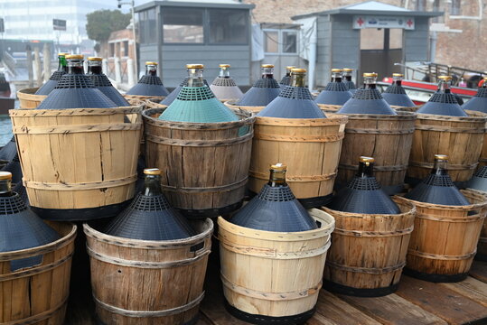 Trasporto di damigiane di vino italiano su chiatta nel canale 