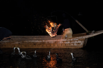 鳥の鵜を操って魚をとる鵜飼。
日本の岐阜県を流れる長良川で行われる伝統的な漁法。
