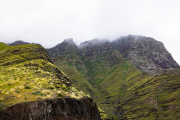 Obraz premium Reaching for the Clouds: The Majestic Mountain
