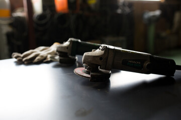 Deburring corners with a sander